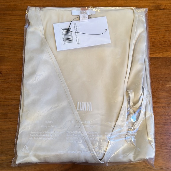 NWT Lunya Washable Silk Pearl Dolman Short Set, Swan White - Swan White / XS - Picture 7 of 8